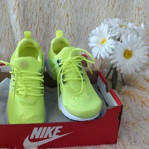 ❣️👟❣️Nike Presto Volt/Bright Neon Lime Sneakers 7 Youth❣️👟❣️